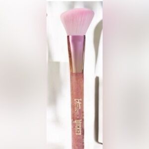 It cosmetics wicked pink makeup Brush
